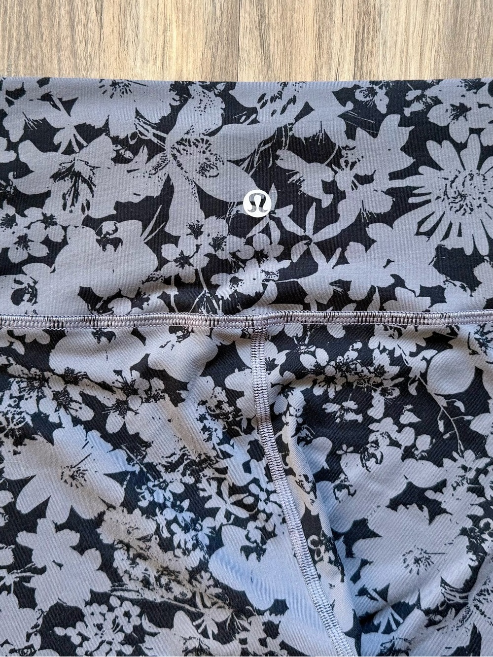 Lululemon Black & Gray Floral Leggings Size 8 - Picture 5 of 6